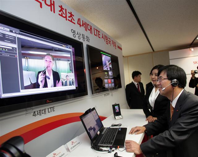 배준동(오른쪽) SKT 네트워크CIC 사장이 19일 경기 분당사옥에서 열린 4세대 LTE 시연회에서 고화질 영상통화를 하고 있다. SKT 제공