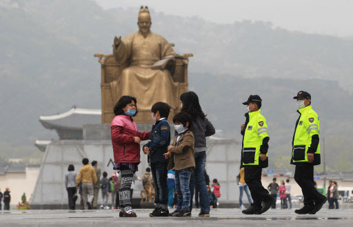 황사 도시 짙은 황사가 전국을 덮은 1일 오후 광화문 거리에서 마스크를 쓴 어린이들이 걷고 있다. 연합뉴스