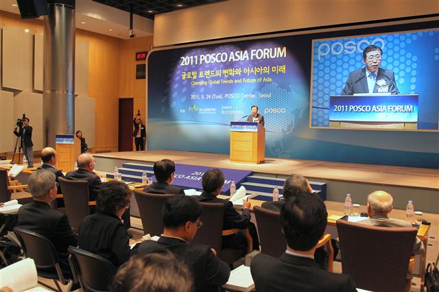 24일 서울 대치동 포스코센터에서 열린 ‘2011 포스코 아시아포럼’에서 정준양 포스코 회장이 개회사를 하고 있다. 포스코 제공