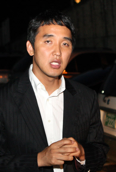 4일 강화도 해안 초소에 총기 난사사고로 숨진 고 이승렬(20) 상병의 고종사촌이자 해병대 선배인 개그맨 임혁필(39)씨가 국군수도병원을 찾아 “저 하나 보고 해병대에 들어갔는데...”라며 눈물을 흘렸다. 연합뉴스
