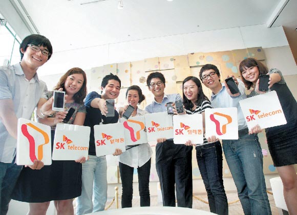 차세대 성장 전략으로 정보통신기술(ICT) 플랫폼의 글로벌 영토 확대를 강화하고 있는 SK텔레콤의 입사 2년차 직원들이 서울 을지로 사옥에서 자사가 출시한 스마트폰을 들고 해외 시장 개척을 다짐하고 있다. SKT 제공