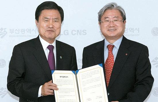 지난 달 28일 김대훈(오른쪽) LG CNS 대표와 허남식 부산시장이 ‘글로벌 클라우드 데이터센터 허브 구축’을 위한 양해각서를 교환하고 있다. LG CNS 제공