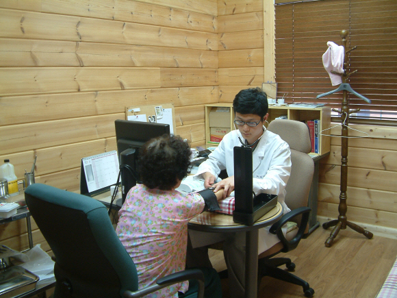 전북 완주군 동상면에 지난 2월 문을 연 ‘동상면 보건지소’에서 공중보건의가 환자를 진료하고 있다. 목조로 지어진 이 보건소는 임정엽 완주군수가 2년간 보건복지부 등 중앙부처 공무원들을 설득한 끝에 얻어낸 결과물이다. 완주군청 제공