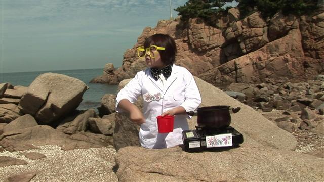 피서철을 맞아 휴가를 즐기는 피서객들의 호기심을 해결하는 서울신문 STV ‘쇼킹한 걸’의 한 장면.