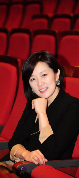 ‘진실된 음악과 마음’이라는 뜻의 작곡 조직 TMM을 이끌고 있는 장소영 감독이 서울 세종문화회관 객석에 앉아 밝게 웃고 있다. 손형준기자 boltagoo@seoul.co.kr