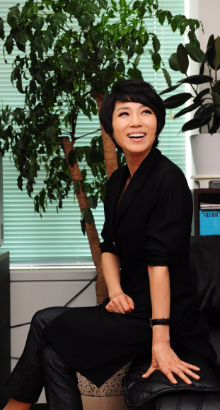 지난 20일 서울 여의도 기획사 사무실에서 만난 문희옥이 데뷔 25년을 맞는 소감과 정통 트로트의 미래에 대해 얘기하면서 활짝 웃고 있다. 안주영기자 jya@seoul.co.kr