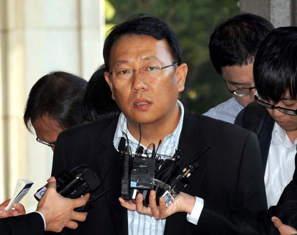 신재민 전 문화체육관광부 차관 등 현정부 인사들에게 금품과 향응을 제공했다고 주장한 이국철 SLS그룹 회장이 3일 오전 서울중앙지검에 출석하면서 기자들의 질문에 대답하고 있다. 이날 이 회장은 신 전 차관이 사용했다는 SLS그룹의 법인카드 전표 등 증빙자료를 제출할 것으로 알려졌다. 검찰은 지난 달 23일 이국철 회장을 소환해 조사했었다. 이호정 기자