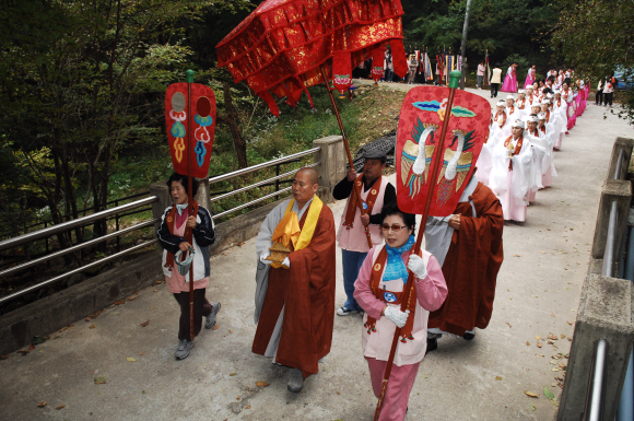 6~8일까지 경북 영주시 수철리 희방사에서 진행한 108산사 순례기도회 장면. 지난 5년간 순례를 지속하면서 나눔과 보시의 신행 행사로 자리잡았다. 도선사 제공