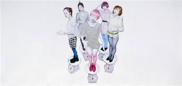 션팡정의 ‘실은 물리선생님이 거짓말했어’. 현대인들의 마른 체형에 대한 욕구를 창백한 얼굴과 체중계의 0㎏을 가리키는 바늘로 표현했다.