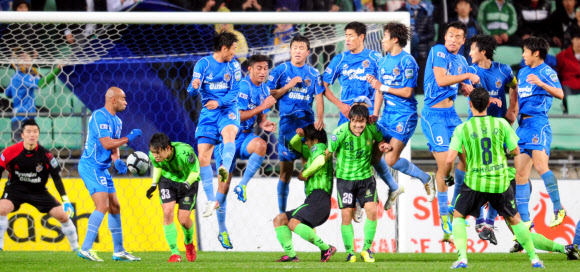 문전의 인간 장벽 프로축구 K리그 전북의 에닝요(등번호 8)가 30일 울산 문수경기장에서 열린 2011 챔피언결정 1차전에서 울산의 문전에서 프리킥을 얻어 강력한 슈팅을 날리고 있다. 울산 박성일기자 sungil@sportsseoul.com