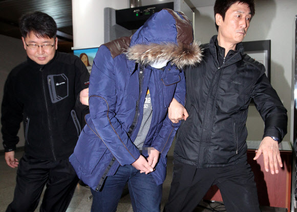 지난 10.26 재보선 당일에 중앙선거관리위원회와 박원순 당시 서울시장 후보의 홈페이지를 공격해 마비시킨 혐의를 받고 있는 한나라당 최구식 의원의 수행비서 K씨가 3일 서울 서초동 서울중앙지법에서 열린 구속 전 피의자 심문(영장실질심사)을 받은 뒤 경찰 관계자와 함께 청사를 나서고 있다. 연합뉴스