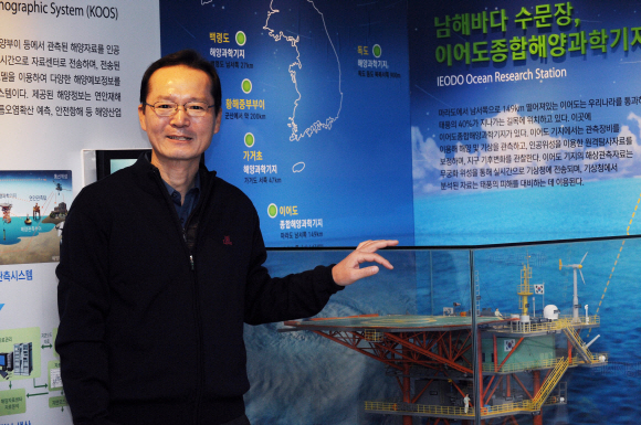 지난 19일 경기 안산시에 위치한 한국해양연구원에서 만난 심재설 박사가 이어도해양과학기지 상황판 앞에서 우리나라 해양과학기지에 대해 설명하고 있다. 류재림기자 jawoolim@seoul.co.kr