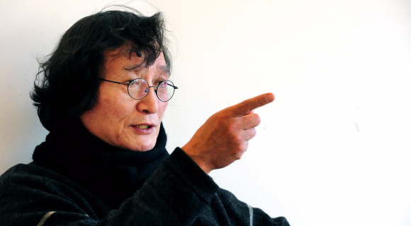 ‘까’(1998) 이후 신작 ‘부러진 화살’로 13년 만에 충무로에 복귀한 정지영 감독. 그는 “영화를 통해 보수와 진보가 만나서 사라져버린 보수의 가치를 찾아가는 과정을 그리고 싶었다.”고 말했다.  이종원 선임기자 jongwon@seoul.co.kr