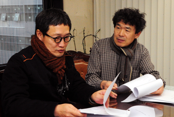 심사위원 함성호(왼쪽·시인), 송찬호(시인).
