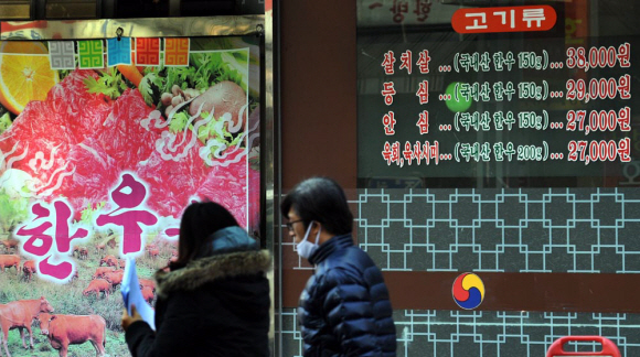 소값 하락과 사료값 인상으로 소를 키우는 농가의 시름은 깊어지고 있지만 서울 서초구의 한 한우전문식당에서 받고 있는 고기 가격은 전과 다름없이 고공행진을 계속하고 있다. 이종원 선임기자 jongwon@seoul.co.kr
