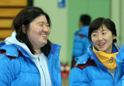 베이징올림픽에 이어 7월 영국 런던에서 올림픽 2연패를 노리는 장미란(왼쪽)이 9일 서울 노원구 공릉동 태릉선수촌에서 열린 국가대표 훈련 개시식에서 동료와 얘기를 나누며 웃고 있다.   연합뉴스 