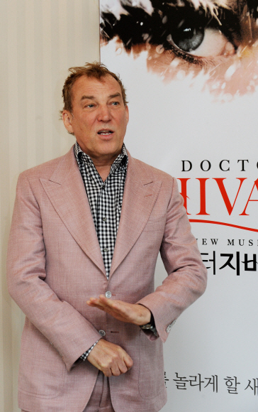 지난 25일 서울 잠실 샤롯데시어터에서 만난 뮤지컬 ‘닥터지바고’의 연출가 데스 맥아너프는 “한국 뮤지컬 시장이 크게 발전할 것으로 기대하고 있다.”고 고백했다. 그는 뮤지컬의 본고장 브로드웨이에서 맹활약하는 유명 연출가 가운데 한 명이다. 류재림 기자 jawoolim@seoul.co.kr