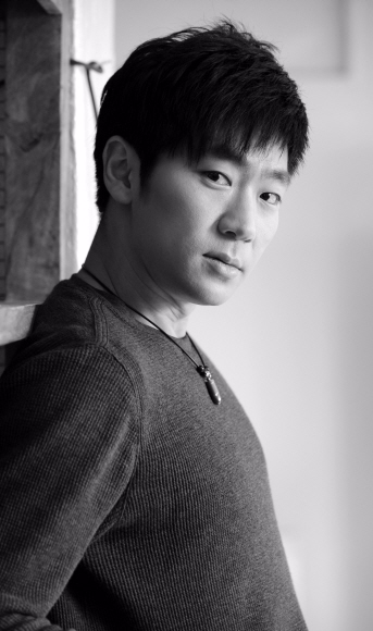 홍서범 이후의 최고 종합예술인을 표방하는 배우 송용진을 2일 서울 용산구 이태원동의 한 창작 사무실에서 만났다. 그는 때론 진지하다가도 어린아이처럼 천진난만했고, 작품에 대한 열정이 상당했다. 이호정기자 hojeong@seoul.co.kr