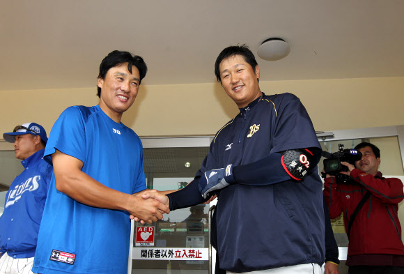 삼성 라이온스의 이승엽과 오릭스 버팔로스의 이대호가 21일 오후 일본 오키나와 온나손 아카마구장에서 열린 삼성과 오릭스의 연습경기 전에 만나 정답게 인사를 나누고 있다. 연합뉴스