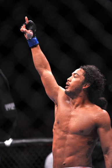 26일 오후 일본 사이타마 슈퍼 아레나에서 열린 UFC 144 대회의 메인 이벤트에서 ‘김치 파이터’ 벤 헨더슨(29·미국)이 라이트급 챔피언 프랭키 에드가(31·미국)를 심판 전원일치 판정승(49-46 48-47 49-46)으로 꺾고 최강자에 올랐다. 헨더슨이 승리가 확정된 뒤 환호하고 있다. 엠파이트 제공