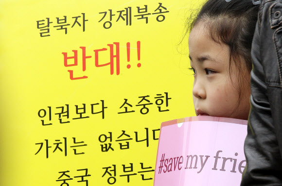 ‘소녀의 기도’ 바른사회대학생연합과 바른사회시민회의 주최로 4일 서울 종로구 주한중국대사관 건너편에서 열린 탈북자 북송중단 촉구 기자회견에서 한 어린 소녀가 ‘내 친구를 살려달라’는 손팻말을 들고 주한중국대사관을 바라보고 있다. 2012.03.04 연합뉴스