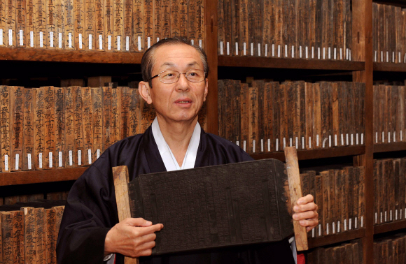 지난달 29일 경북 안동 한국국학진흥원에서 만난 김병일 원장이 장판각에 소장된 조선시대의 일기류 목판을 들고 그 속에 담긴 내용을 설명하고 있다. 안동 류재림기자 jawoolim@seoul.co.kr