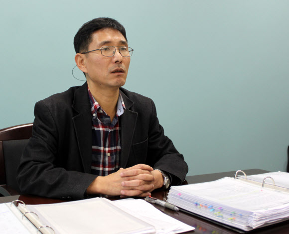 김경준 기획입국설의 빌미가 됐던 BBK 가짜 편지를 쓴 재미교포 신명(51)씨가 20일(현지시간) 미국 로스앤젤레스에서 연합뉴스 특파원과 만나 편지 작성 경위 등을 설명하고 있다. 신 씨는 이달 말 전에 한국 검찰에 출두해 편지 작성 경위 등을 진술하겠다고 밝혔다.  연합뉴스