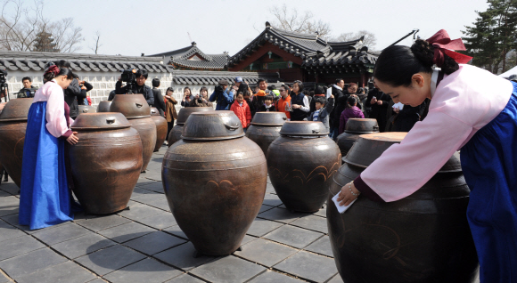 조선왕을 비롯한 옛 궁궐 사람들이 먹던 장을 보관하던 장소인 서울 경복궁 함화당, 집경당 서쪽의 장고(醬庫)에서 1일 재연 궁녀가 장독을 닦고 있다. 뉴시스
