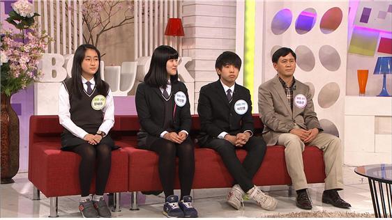 학생들에게 창의적이고 주도적인 학습능력을 키워 주기 위해 도입된 ‘혁신학교’의 성공 모델로 꼽히는 경기 남양주시의 호평중학교에 대한 소개와 입시전문가들을 통해 들어본 부모의 역할 등에 대해 알아보는 KBS 1TV의 행복한 교실의 한 장면. KBS 제공