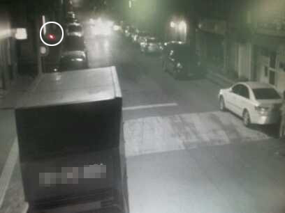 지난 1일 밤 경기 수원시 팔달구 지동에서 발생한 20대 여자 살인사건 피의자 집 앞의 거리 모습으로 길가 전봇대에 설치된 CCTV가 촬영했다. 사진 왼쪽으로 트럭 앞쪽 전봇대 아래(원 안)에서 피의자가 갑자기 나타나 길가던 피해자를 밀치면서 범행이 시작됐다. 수원중부서 제공