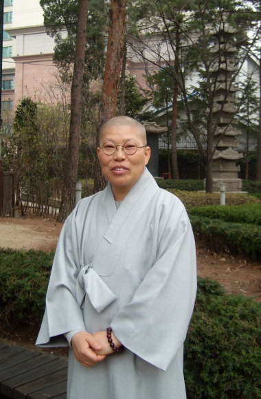 연등회의 중요무형문화재 지정에 큰 몫을 담당했던 조계종 문화부장 진명 스님. 연등회는 그저 불교만의 종교의식이 아닌, 인간을 지혜롭게 만드는 ‘보편의 축제’라고 말한다.