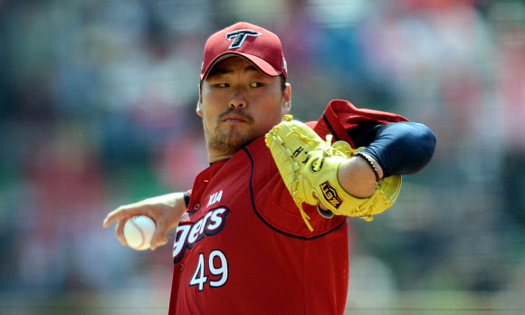 1745일만의 선발 김진우(KIA)가 15일 잠실구장에서 열린 LG와의 프로야구 경기에 1745일 만에 선발로 등판, 힘차게 공을 뿌리고 있다. 그는 5이닝 5피안타 2실점으로 비교적 호투한 뒤 6회 말 진해수에게 뒤를 맡기고 마운드를 내려왔다. LG가 5-3으로 이겼다. 박성일기자 sungil@sportsseoul.com