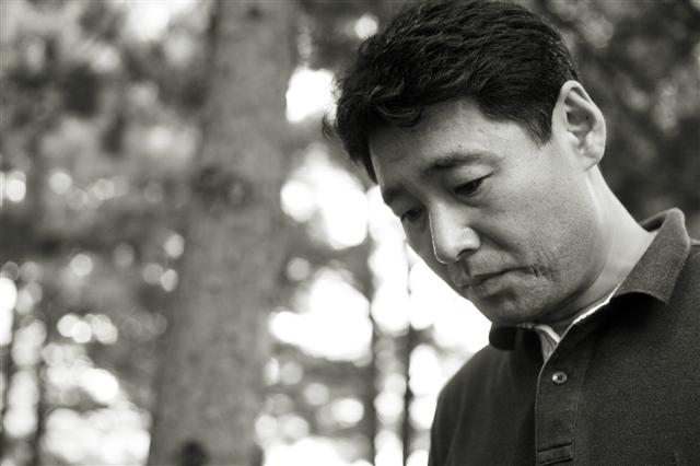 장석남 교수 ▲1965년 인천시 덕적도에서 출생 ▲1987년 경향신문 신춘문예로 등단 ▲한양여대 교수 ▲김수영문학상, 현대문학상, 미당문학상 수상 ▲시집 ‘새떼들에게로의 망명’ ‘젖은 눈’, ‘고요는 도망가지 말아라’ 등과 산문집 ‘물의 정거장’, ‘더 레터’(나희덕과 공저) 등이 있다. 