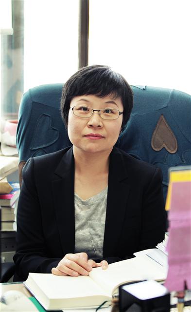이경수 교수 ▲1968년 대전에서 출생 ▲1999년 문화일보 신춘문예 문학평론으로 등단 ▲중앙대 교수 ▲김달진문학상 젊은 평론가상, 애지문학상 등 수상 ▲평론집 ‘불온한 상상의 축제’ ‘바벨의 후예들 폐허를 걷다’ ‘춤추는 그림자’ 등이 있다. 