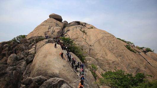 청원산악회원들과 함께 한국의 명산이자 서울의 진산으로 이름 높은 북한산을 오르며 아름다운 풍경을 담은 KBS 2TV ‘영상앨범 산’의 한 장면. KBS 제공