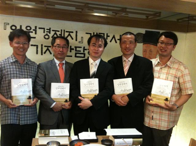 ‘임원경제지’ 번역에 힘쓰고 있는 김정기(왼쪽부터) 본리지 역자, 정정기 교열팀장, 민철기 번역팀장, 정명헌 소장, 전종욱 의학팀장.