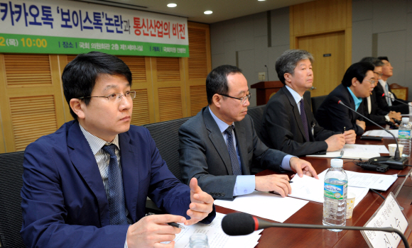 22일 서울 여의도 국회의원회관 세미나실에서 열린 ‘보이스톡 논란과 통신산업의 비전 토론회’에 참석한 패널들이 토론을 하고 있다. 왼쪽부터 신민수 한양대 교수, 정태철 SK텔레콤 CR전략실장, 윤찬현 KAIST 교수, 전병헌 민주당 의원. 뉴스1