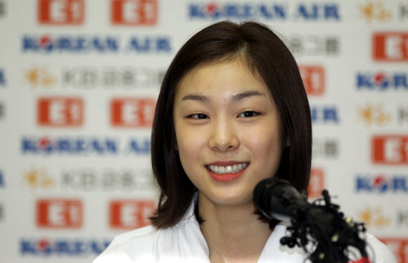 ‘피겨 여왕’ 김연아가 2일 오후 서울 노원구 공릉동 태릉선수촌 국제스케이트장에서 열린 기자회견에서 거취와 관련한 기자들의 질문에 답변하고 있다. 연합뉴스