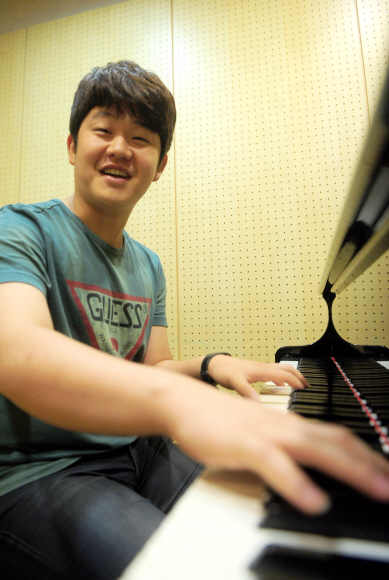 지난달 25일 서울 서초구 서초동 음악 연습실에서 만난 최성봉씨가 최근 자서전을 내고 희망의 전도사로 나선 이유를 설명하고 있다. 박지환기자 popocar@seoul.co.kr