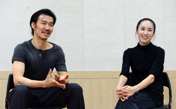 창작발레 ‘비애모’에서 안무가로서 한 단계 더 도약하려는 발레리노 김용걸(왼쪽). 한국무용수이자 부인인 김미애와 무대에서 그리스 신화 속 오르페우스와 에우리디케를 연기하는 그는 “삶과 죽음의 순리를 이야기하고자 한다.”고 말했다. 도준석기자 pado@seoul.co.kr