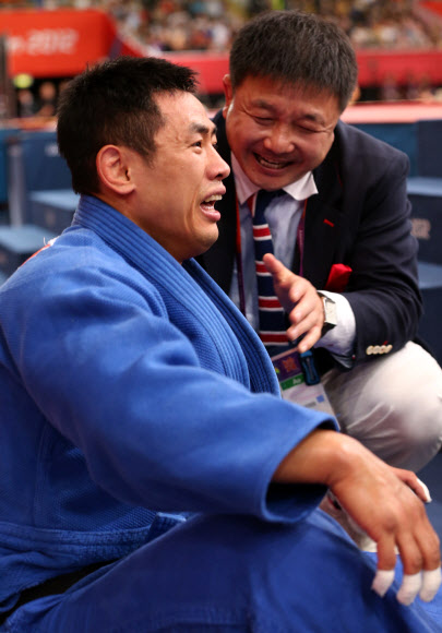 송대남이 2일 영국 런던의 엑셀 노스아레나에서 열린 런던올림픽 남자 유도 90㎏급에서 금메달을 확정지은 뒤 동서지간인 정훈 감독과 울먹이며 기쁨을 나누고 있다. 런던올림픽사진공동취재단