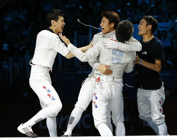 한국 남자 펜싱 사브르 대표팀 선수들이 4일 영국 런던 사우스 아레나에서 열린 2012 런던올림픽에서 단체전 결승전에서 루마니아를 물리치고 승리, 환호하고 있다. 연합뉴스