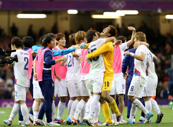 5일 영국 카디프의 밀레니엄 스타디움에서 열린 2012 런던올림픽 남자축구 8강전 대한민국과 영국의 경기에서 1:1 연장전 무승부뒤 승부차기에서 영국의 5번째 키커인 스터리지 다니엘의 슛을 막으며 5:4로 승리후 이범영이 눈물을 흘리고 있다. 연합뉴스