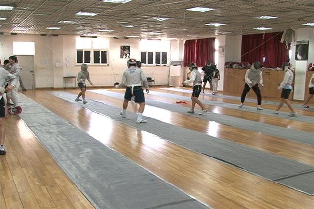 지난 8일 30도가 넘는 무더위 속에서 서울 홍대부고 펜싱부 학생들이 훈련을 하고 있다. 장고봉PD goboy@seoul.co.kr