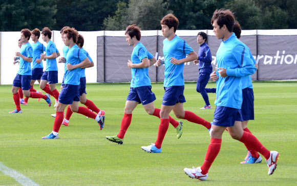 올림픽 축구대표팀 선수들이 9일(현지시간) 영국 카디프대학 훈련장에서 훈련을 하고 있다. 카디프=올림픽사진공동취재단