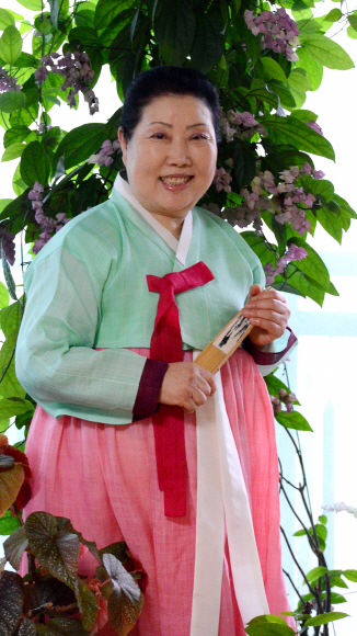 지난 18일 오후 서울 송파구 방이동 ‘신영희 국악 연습실’에서 만난 신영희씨가 새달 60주년 기념공연을 앞두고 연습 도중 사진촬영을 위해 잠시 포즈를 취하며 미소를 짓고 있다. 이종원 선임기자 jongwon@seoul.co.kr