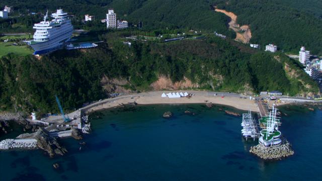 52부작 초고화질 영상인 ‘하늘에서 본 한반도’의 한 장면. 항공촬영 전용헬기에서 내려다본 정동진 해변이 시원스럽게 담겨 있다. 27일부터 매주 월요일 30분간 방영된다.