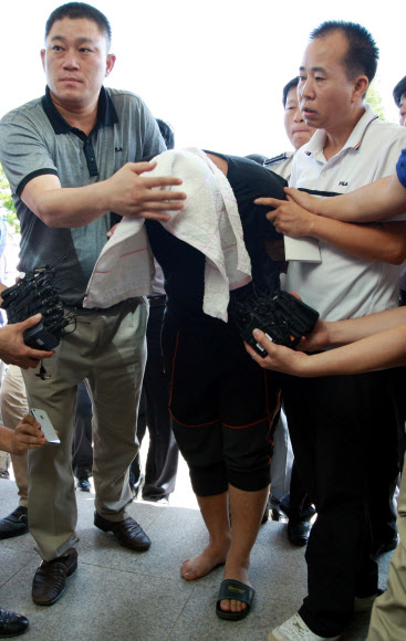 전남 나주의 7세 어린이 성폭행 사건의 용의자 고종석이 31일 경찰에 붙잡혀 수사본부가 꾸려진 나주경찰서로 압송되고 있다. 고종석은 이날 “술에 취해 저지른 일”이라며 범행 일체를 자백했다. 나주 연합뉴스