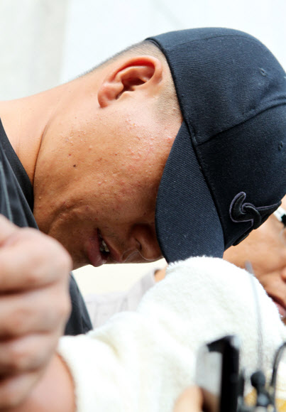 전남 나주에서 초등학교 여학생을 납치해 잔혹하게 성폭행한 혐의로 구속영장이 신청된 고종석(23)이 2일 오후 광주지법에서 구속영장실질심사를 받고 고개를 떨군채 법원을 나서고 있다. 연합뉴스