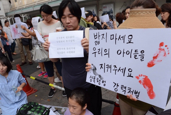 충격적인 성폭행 사건들이 잇따르는 가운데 주부 포털사이트 ‘82쿡닷컴’ 회원들이 2일 서울 명동에서 집회를 열고 성범죄자들을 지금보다 한층 강력하게 처벌할 것을 촉구하고 있다. 이언탁기자 utl@seoul.co.kr